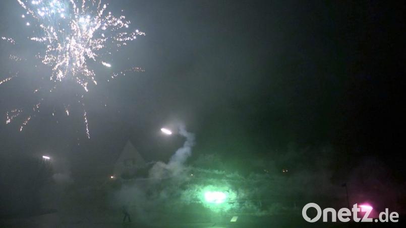 Zwei Männer beschießen sich in der Silvesternacht mit Raketen. Bild: Beer