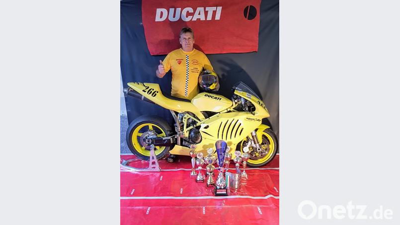 Frank Claussner aus Högling mit seinem Motorrad und den Pokalen des Jahres 2018. Der Lohn für eine erfolgreiche Saison war der Meistertitel Bild: nib