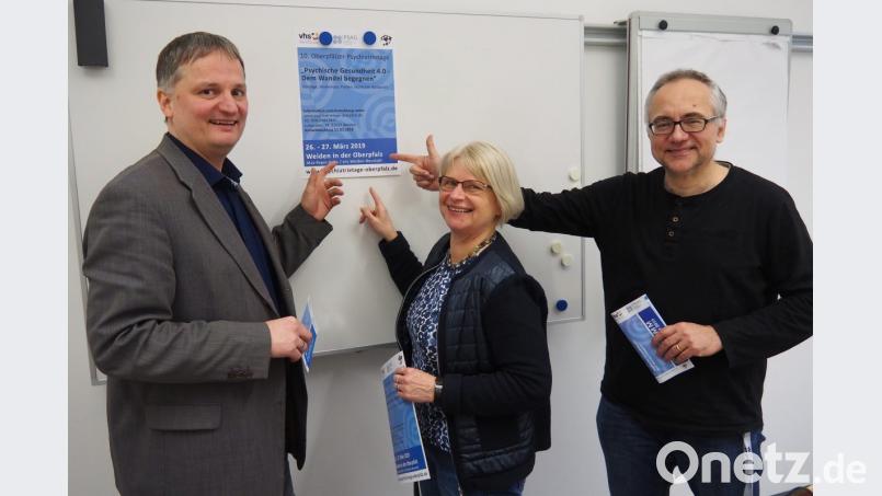 Das Programm der 10. Oberpfälzer Psychiatrietage ist fertig. Thomas Fehr, Leiter der Vorbereitungsgruppe, sowie die VHS-Fachbereichsleiter Angelika Meindl und Harald Krämer (von links) präsentieren es. Bild: Bühner