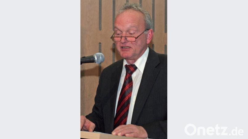 Die Musikstücke, die mit dem Liedermarsch „Muss i denn zum Städtele hinaus“ begannen, stellte Johann Frind vor. Bild: sön