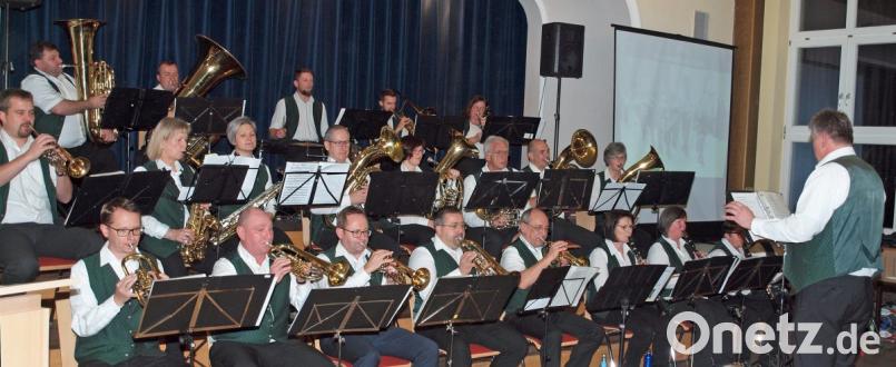 Mit der Marschpolka Ensdorfer Musikanten eröffnet unter der Führung von Hubert Haller (rechts) die Blaskapelle ihr Jubiläumskonzert anlässlich des 70. Geburtstags. Bild: sön