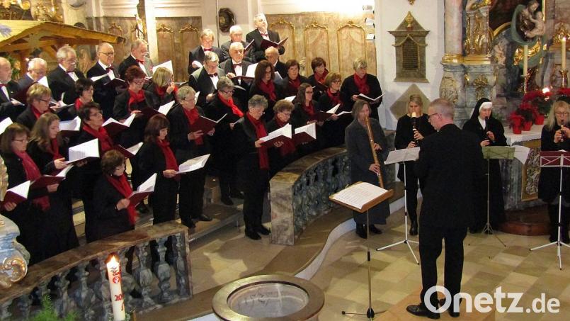 Der gemischte MGV-Chor mit Flötenquartett, Agathe Schriml, Sandra Weber, Schwester M. Theresia Hauthaler und Anja Kasseckert (von links). Bild: Karl Schwemmer