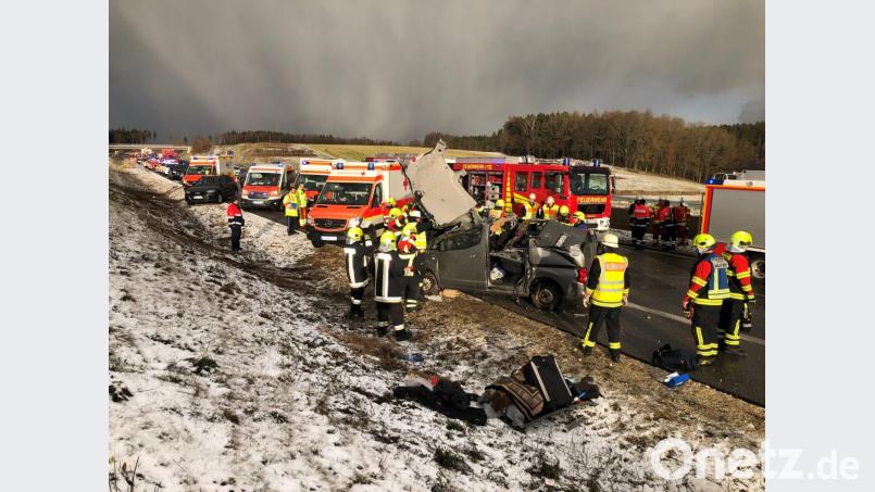 Die Feuerwehr muss zwei Erwachsene und zwei Kinder mit schwerem Gerät aus dem Auto befreien. Bild: Alexander Auer
