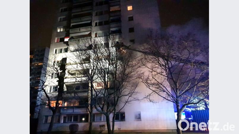 Silvesternacht in Regensburg: Die Feuerwehr rückte zu einem brennendem Hochhausbalkon aus. Bild: Alexander Auer