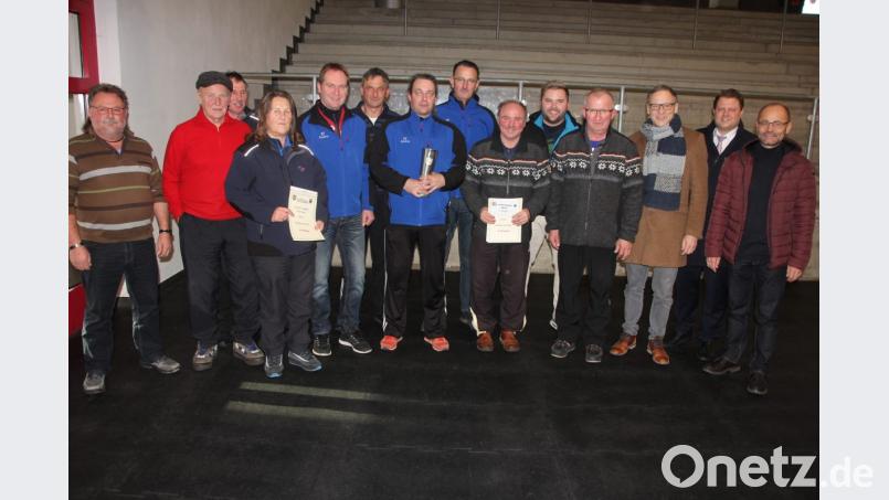 Titelverteidiger SF Kondrau (Mitte) sicherte sich erneut den begehrten Wanderpokal der Eisstockschützen. Der SV Steinmühle (rechts) wurde Zweiter vor dem ESC Pleußen (links). Mit im Bild Waldsassens Bürgermeister Bernd Sommer, Stefan Grillmeier und Dr. Alfred Scheidler. Bild: kro