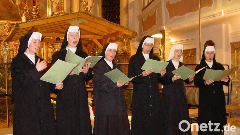 Der Chor der Schulschwestern mit Schwester M. Theresia Hauthaler. Bild: Karl Schwemmer