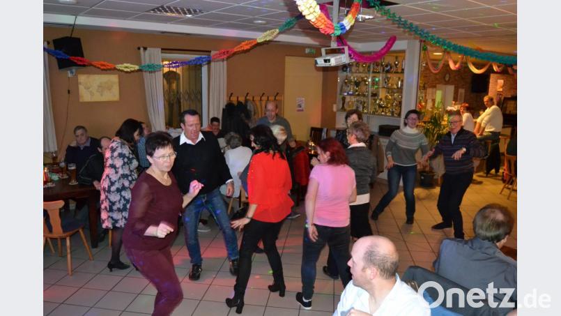 Ausgelassen tanzt auch DJK-Vorsitzender Stadtrat Reinhold Wildenauer (rechts hinten auf der Tanzfläche). Bild: hcz