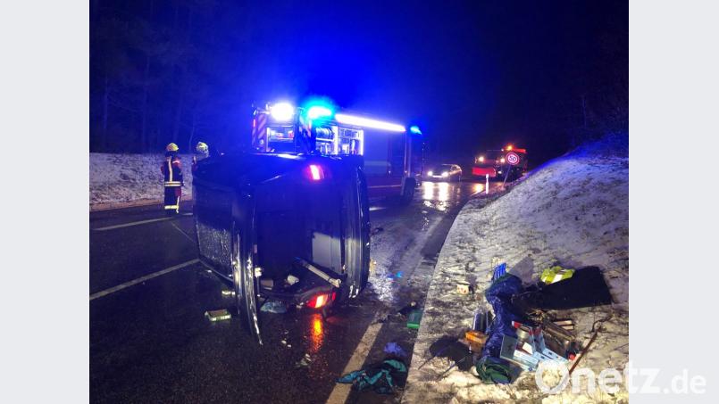 Bei Regenstauf hat sich ein Pkw überschlagen. Schuld war Blitzeis. Bild: Alexander Auer