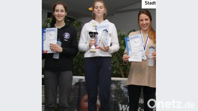Luisa Fritsch (rechts) hatte gut lachen: Die Postkeller-Spielerin schaffte es als einzige aus dem Team des Gastgebers in der Altersklasse W21 auf das Podium beim Stadtwerke-Cup. Sie musste sich lediglich Siegerin Karina Hofbauer (Mitte, TC Hengersberg) und Emma Zenk (TC Thurnau) geschlagen geben. Bild: exb