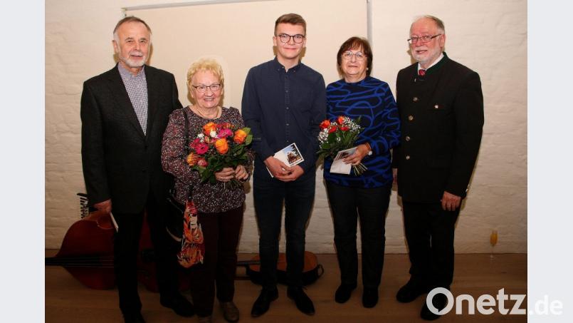 Im Mittelpunkt des Falkenberger Neujahrsempfangs stehen Ehrungen durch Bürgermeister Herbert Bauer. Im Bild von links Albert Zrenner, dessen Ehefrau Inge, Niklas Enslein, Rita Wildenrother und Bürgermeister Herbert Bauer. Bild: wro