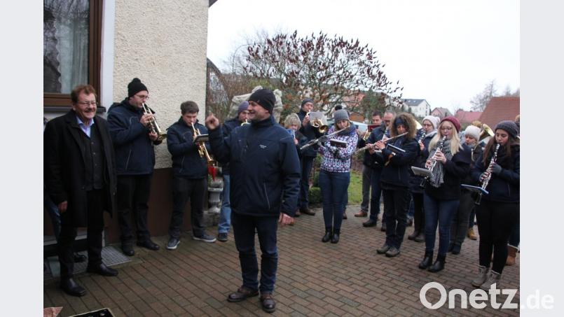 Beim alljährlichen Neujahrsanblasen darf auch ein Besuch bei Alt-Bürgermeister Peter Hampel (links) nicht fehlen. Bild: kro