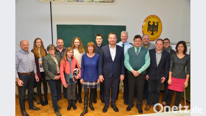 Im Pfälzerhof empfangen die Vertreter der Sicherheitsbehörden Bundestagsabgeordneten Uli Grötsch (Siebter von links) mit seiner Delegation. Bild: dob