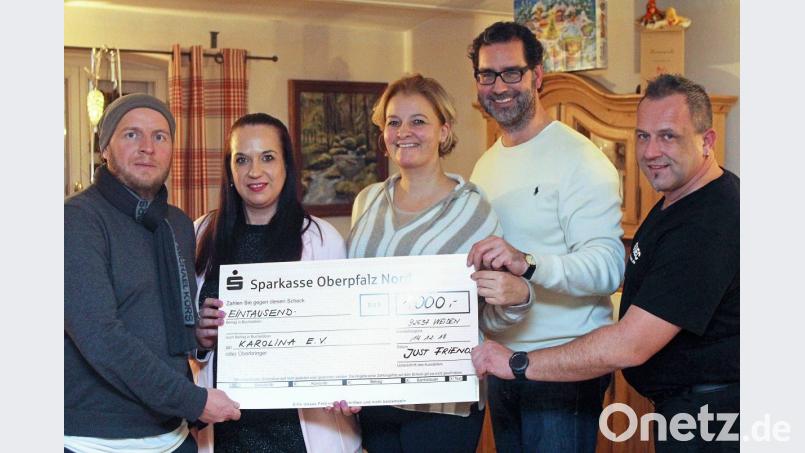 „Just friends“ übergeben 1000 Euro an Karolina (von links): Stefan Ott, Stefanie Sperrer, Tina Kiener, Ralf Kiener und Marcus Fritsch. Bild: lst