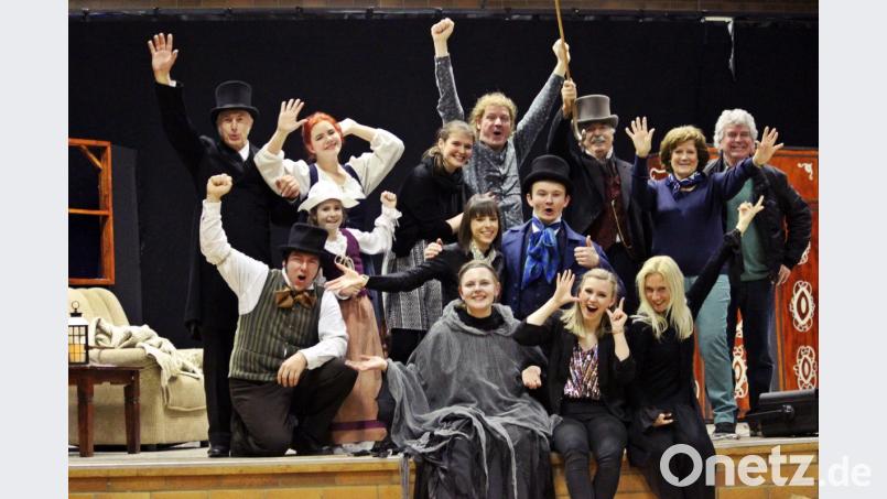 Grund zur Freude haben die engagierten Mitglieder des Theaterensembles &quot;Ovigo&quot;: Knapp 3200 Besucher verfolgten die insgesamt 26 Aufführungen verschiedener Produktionen. Das Foto entstand nach einer Vorstellung des Weihnachtsstückes &quot;Scrooge&quot; in Pfreimd. Bild: exb