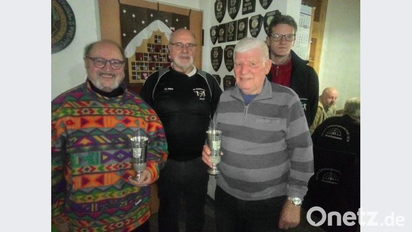 Die Luftgewehr-Mannschaft mit (von links) Bruno Salomon, Horst-Helge Döll und Karl Birner zusammen mit Sportleiter Christian Koch. Bild: exb