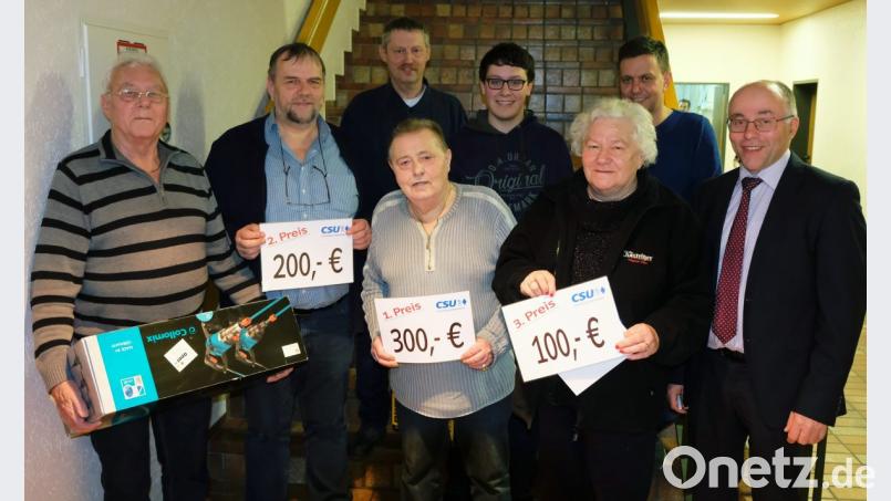 Zahlreiche Schafkopffreunde haben zum Jahresende beim Preisschafkopf der CSU noch einmal eine Menge Glück im Spiel. Die Barpreise räumt ein Franken-Trio ab: Heinz Schiller (vorne, Mitte) nimmt 300 Euro, Englbert Schenkl (Zweiter von links) 200 Euro und Waltraud Weber (Dritte von rechts) 100 Euro aus den Händen von CSU-Chef Albert Nickl (rechts) entgegen. Bild: do