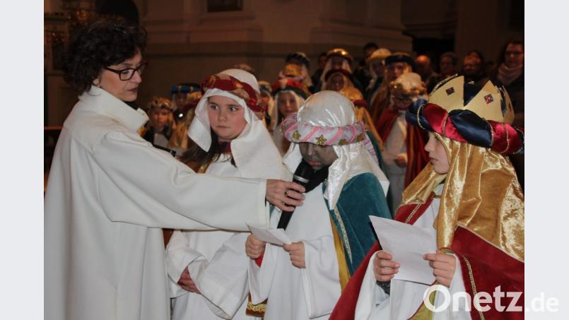 Die Sternsinger trugen zu Beginn des Gottesdienstes ihre Anliegen vor. Bild: kro