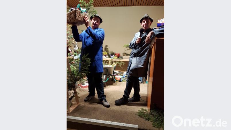 Jens Dahl und Felix Schraml in Aktion zu Beginn der Christbaumversteigerung. Bild: hzi