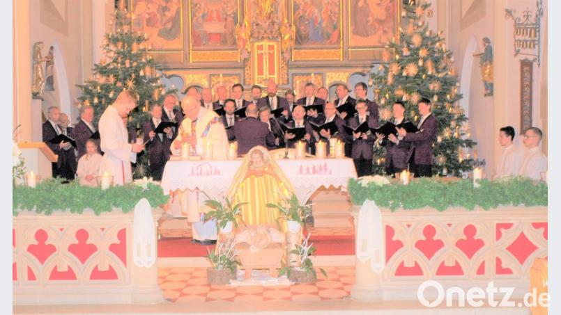 Pater Reinhold Schmitt zelebriert mit den Ministranten und dem Männergesangverein 1895 Pleystein im Hintergrund den Jahresabschlussgottesdienst. Bild: tu