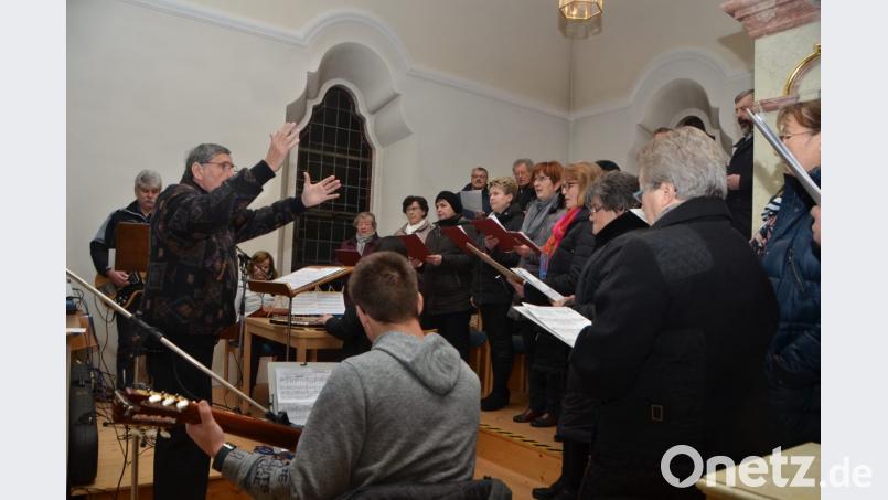 Der Kirchenchor unter Leitung von Heribert Kett wurde von vier Instrumentalisten unterstützt und entführte die Zuhörer unter anderem nach Bethlehem. Bild: dob