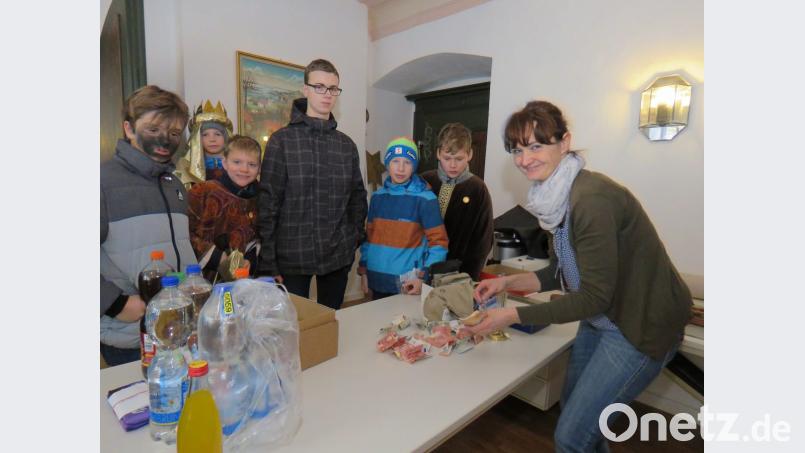 Ulrike Schneider sammelt das Geld aus den Büchsen ein, das die Kinder von ihren Vormittagstouren mitgebracht haben. Sie freut sich, dass die Tirschenreuther wieder fleißig spenden. Bild: ubb