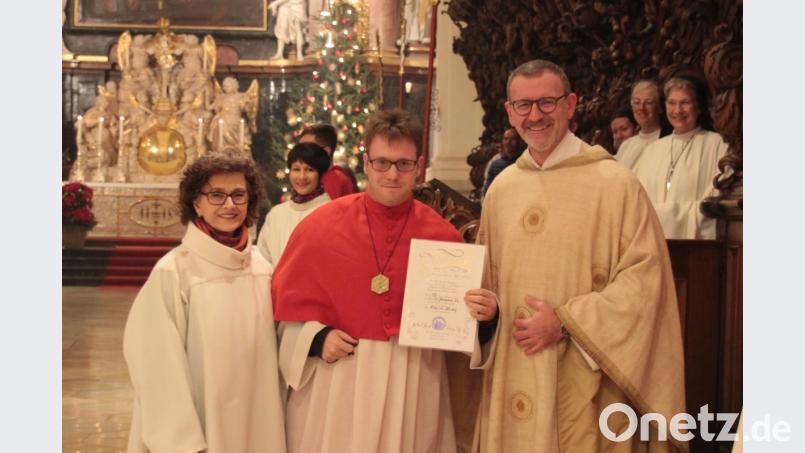 Kevin Blay ist nun seit 15 Jahren ein treuer und zuverlässiger Diener am Altar. Dafür erhielt er an diesem Abend die „goldene“ Miniplakette und eine Ehrenurkunde. Bild: exb