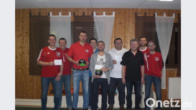 Der Vorstand des Bayern-Fanclubs gratuliert den Siegern des Spickerturniers im Vereinslokal &quot;Zum Michldamer&quot;. Bild: gi