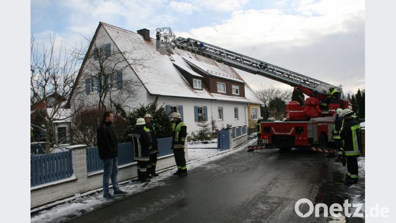 Ein Kaminbrand, der in einem Haus im Herbstweg ausgebrochen war, alarmierte am Mittwochvormittag die Einsatzkräfte der Feuerwehren aus Wiesau und Mitterteich. Das Feuer war rasch unter Kontrolle. Bild: wro