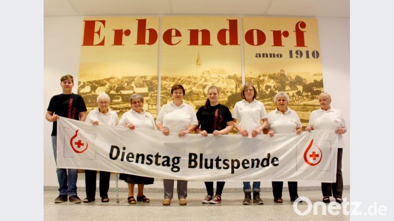 Das Blutspendeteam der BRK-Bereitschaft um Anneliese Huhnke (Zweite von links) und des Jugendrotkreuzes in der Erbendorfer Stadthalle ist organisiert. Alle freuen sich auf Dienstag, 8. Januar.. Bild: njn