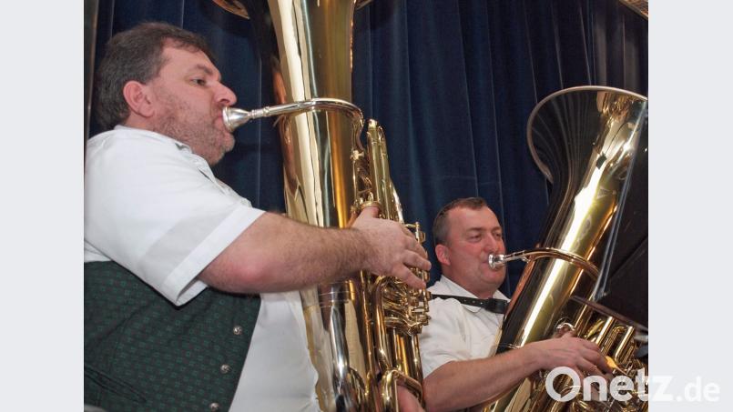 „Voll bei der Sache“ waren Stefan Zapf und Peter Hönig mit ihren Tuben. Bild: sön