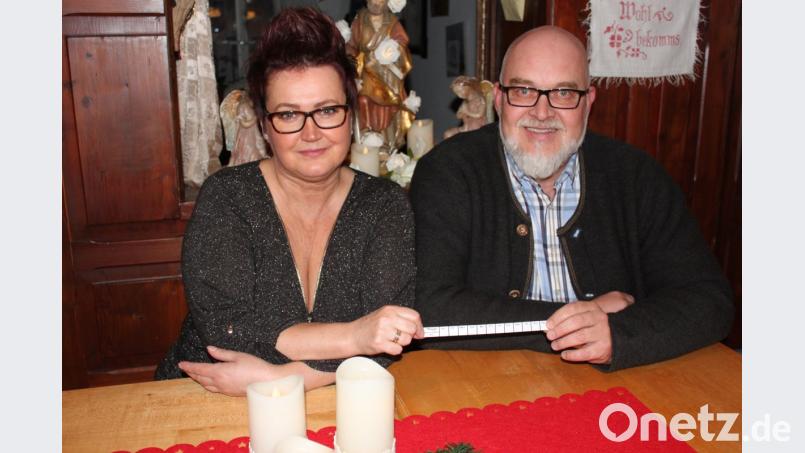 Karin und Gerald Wickl lassen im "Waldhauser" den Brauch des "Stirkantrinkens" wieder aufleben. Dazu ließ der Wirt extra ein Maßband zur persönlichen Kontrolle drucken. Ob es ratsam ist, für jeden Monat des Jahres eine Halbe zu trinken, dürften Ärzte und Beratungsstellen allerdings anders sehen. Bild: prh