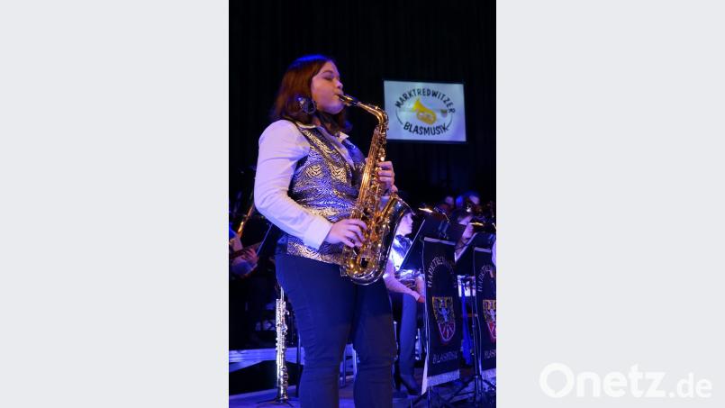 Carina Hippeli gibt mit viel Können ein Saxofonsolo in &quot;Moon River&quot; zum Besten. Bild: abi