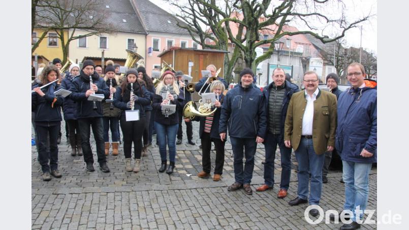 Überraschungsständchen der „Grenzlandbuam“ für Gäste aus Sachsen-Anhalt (von rechts): Landrat Markus Bauer, Bärnaus Bürgermeister Alfred Stier, Oberbürgermeister Sven Wagner und Dirigent Günther Freundl.. Bild: kro