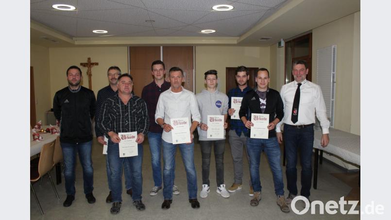 TSV-Vorsitzender Hans Hutzler (rechts) und Abteilungsleiter Gerhard Baier (links) ehrten die langjährigen Mitglieder (ab Zweitem von links) Helmut Wagner, Alfred Frischmann, Volker Schmidt, Johann Mehltretter, Lukas Groß, Tim Fleischmann und Sebastian Hutzler. Bild: mnt