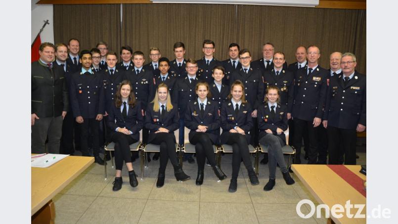 So stark wie noch nie ist der Nachwuchs der Feuerwehr Mitterteich mit aktuell dreißig Jugendlichen. Darüber freuen sich (von links) 2. Bürgermeister Stefan Grillmeier, Vorsitzender Christian Grillmeier und Jugendwart Johannes Schmid, sowie (von rechts) Kreisbrandmeister Albert Fröhlich, Ehrenvorsitzender Otto Weiß, stellvertretender Kommandant Günther Sommer, Kommandant Franz Bauernfeind und Kreisjugendwart Wolfgang Bauer (6. von rechts). Bild: jr