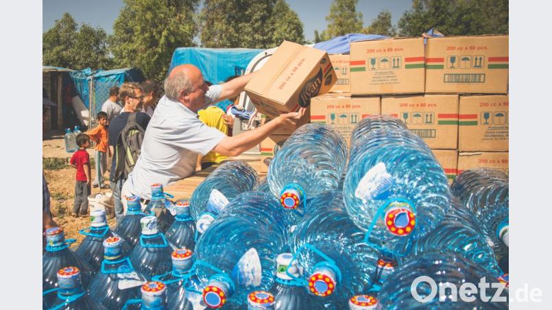 Einer der aktuellen Hilfs-Schwerpunkte: Sauberes Trinkwasser für die Menschen in den Flüchtlingslagern. Einfach, aber genial konstruierte Filtersysteme im Trinkflaschen-Format sorgen für reines Wasser. Georg Taubmann hilft selber mit bei der Verteilung. Bild: exb