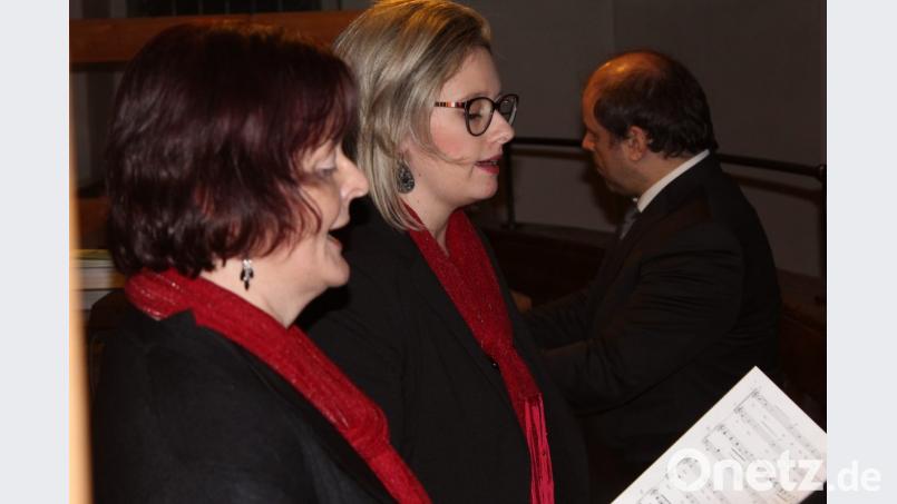 Karin Kuhbandner und Nadine Prechtl beim Solo. Martin Kopp an der Orgel begleitete sie stimmungsvoll. (v.li.) Bild: soj