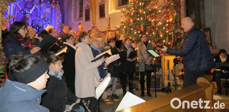 Der Chor "Contigo" unter Leitung von Jürgen Zach begeisterte in der voll besetzten Pfarrkirche St. Andreas mit internationalen Advents- und Weihnachtsliedern. Bild: kö