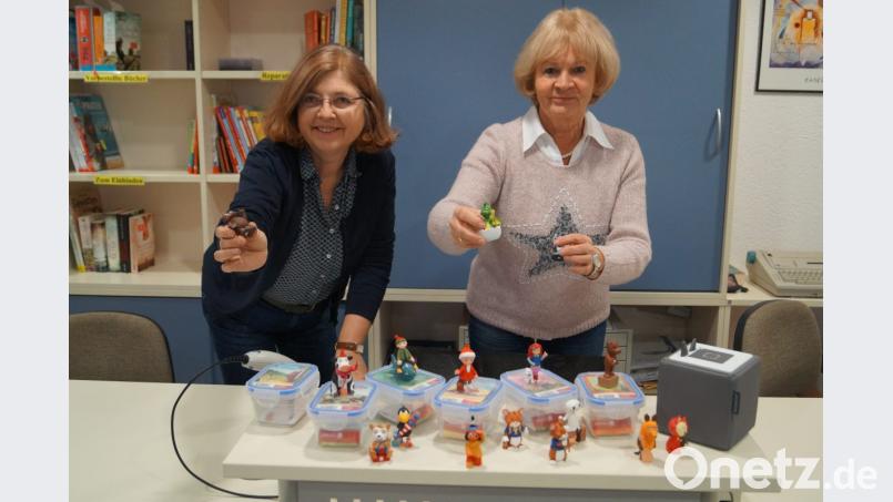 Stolz präsentieren Büchereileiterin Marieluise Uebelacker (rechts) und Mitarbeiterin Christa Schläger (links) die bunten Hörspielfiguren samt Box, die jetzt in der Gemeindebücherei Schirmitz als Tonies für die Jüngsten angeboten werden. Bild: du