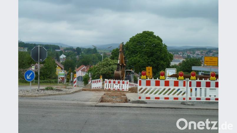 Es gibt noch eine weitere Baustelle: Die Stadt Oberviechtach nutzt die Gelegenheit und verlegt ihre Wasser- und Kanalleitung an der Eigelsberger Kreuzung neu. Die Querung in Richtung Neunburg vorm Wald verläuft mit Ampelbetrieb. Bild: ptr