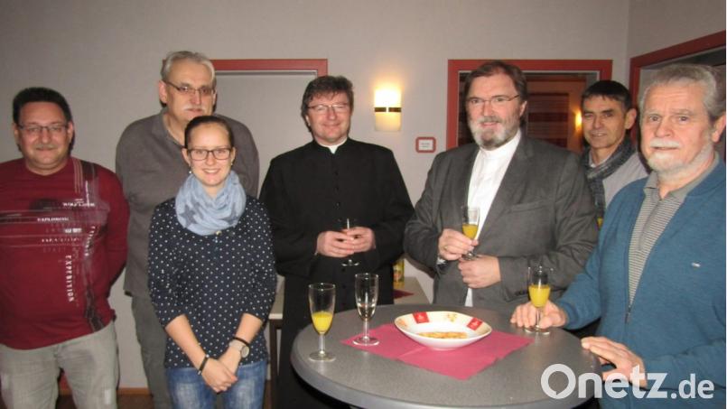 „Prosit Neujahr“ sagen als Gastgeber des Empfangs (von links) Pfarrgemeinderat Uwe Fischer, Kirchenpfleger Norbert Grillenbeck, Oberministrantin Michaela Fischer, Dekan Pater Markus Flasinski, Diakon Franz-Josef Reck, Pfarrgemeinderat Erwin Holl und Pfarrgemeinderatsvorsitzender Johann Lindner. Bild: sck