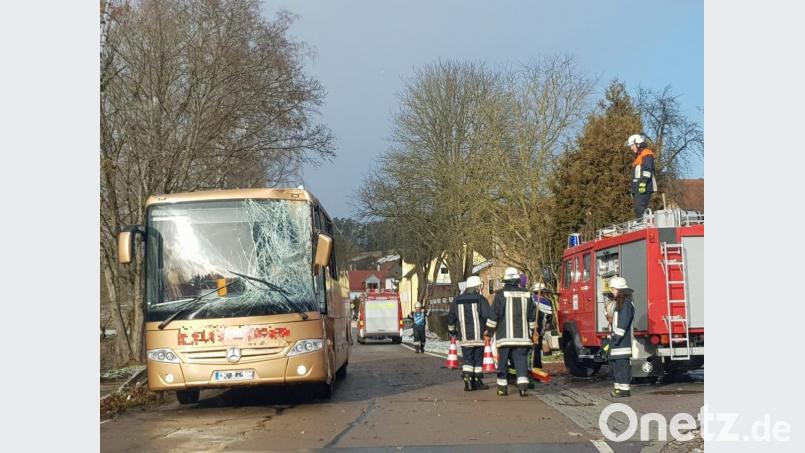In Heiligenhausen (Landkreis Regensburg) prallt ein Bus gegen einen Baum. Bild: Alexander Auer