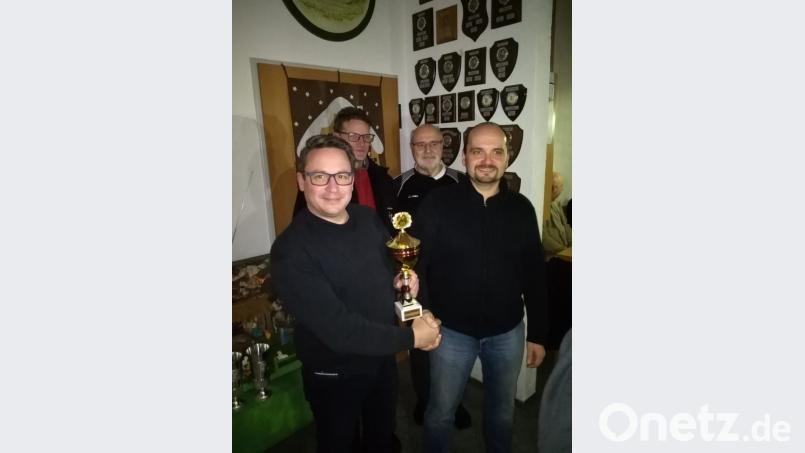 Peter Erl (links) überreichte den Günther-Braunstein-Gedächtnispokal an Tomas Kozeny aus Cheb. Hinten (von links) Sportleiter Christian Koch und Horst-Helge Döll. Bild: exb