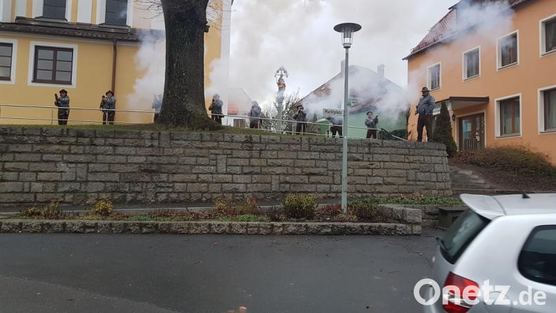 Böllerschützen schießen das neue Jahr an. Bild: gi