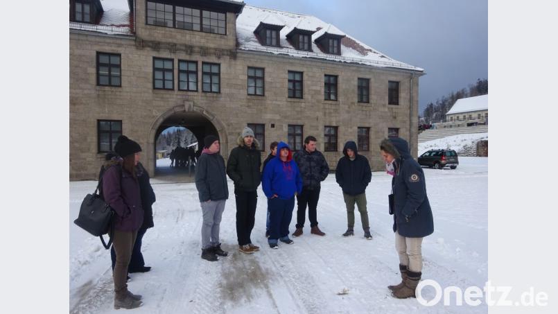 Schüler des Berufsvorbereitungsjahres Elektrotechnik bei der Führung über das Gelände der Gedenkstätte in Flossenbürg. Die Lehrkräfte Johanna Rosner (links) und Miriam Sperber begleiteten die Gruppe. Bild: wrm