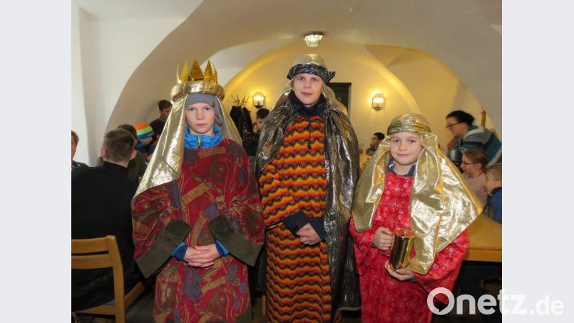 Emil, Jonas und Julius (von links), gestärkt durch ein Mittagessen, sind bereit für ihren dritten Einsatz.am Dienstagnachmittag. Bild: ubb