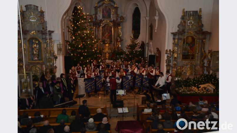 Die Jugendkapelle Roggenstein unter Leitung von Josef Wolfrath bot beim Weihnachtskonzert einen imposanten Anblick. Bild: dob