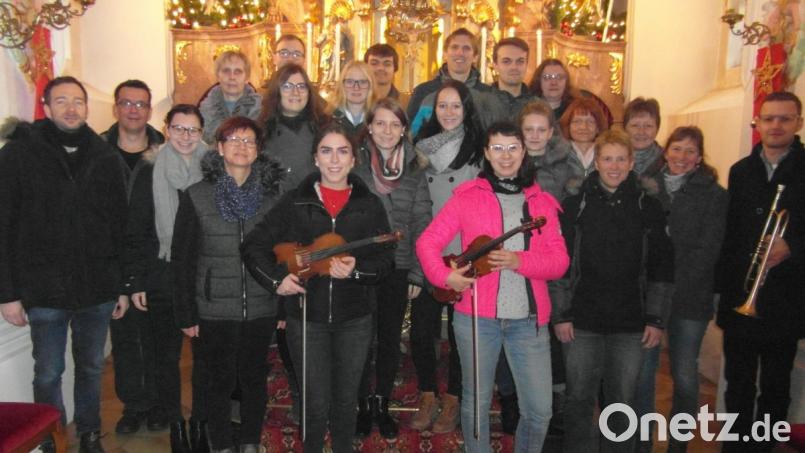 Der Waldecker Kirchenchor mit Leiter Klaus Wegmann (vorne links) sowie Orgelspielerin Juliane Busch (hinten, letzte Reihe rechts) sowie die Instrumentalisten Thomas Murr (vorne rechts) und mit den Violinen Sarah Wolf und Katrin Schrembs (von linksvorne v.l.) gestalten die Gottesdienste. Bild: hl