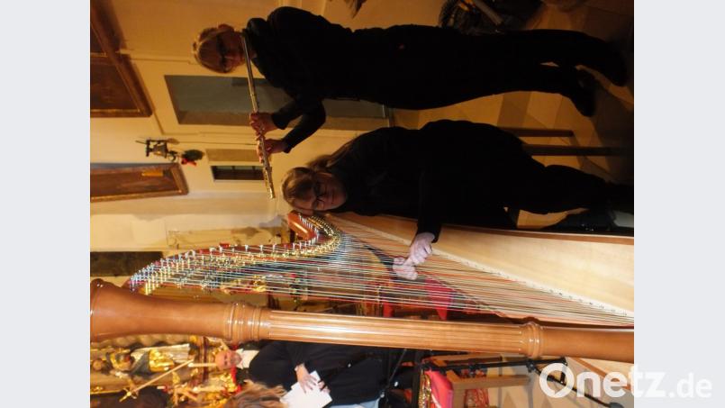 Franziska Knott (Harfe) und Johanna Pscherer (Querflöte) begeisterten die Zuhörer beim Konzert in der Pfarrkirche. Bild: soj