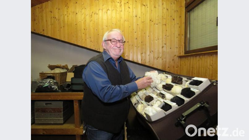 Mit seinem Musterkoffer fährt Jürgen Roth zu den Wollstoffproduzenten und zeigt ihnen, was gerade am Markt das Beste ist. Bild: ubb